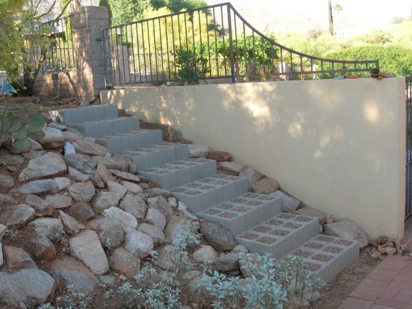 1. Y aqui, la escalera de exterior realizada con bloques de cemento.