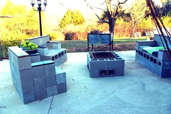 En als je heel veel betonblokken hebt, kun je de tuin helemaal inrichten met tafels en stoelen!