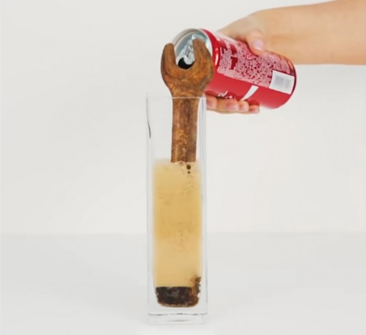 1. Remover a ferrugem com Coca-Cola: deixe o objeto de molho e depois esfregue com uma esponja e água.