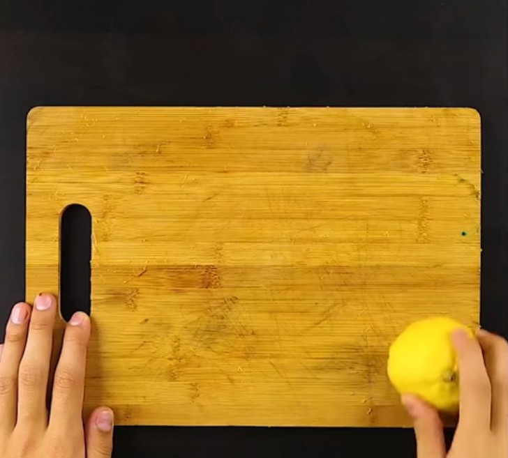 3. Un moyen efficace pour nettoyer une planche à découper en bois: frottez avec un citron, puis recouvrez avec du gros sel. Après 15 minutes, rincez.