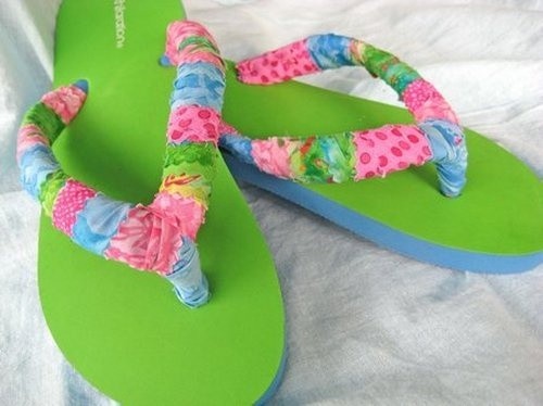 1. Line your flip-flops with cotton or another fabric because these types of slippers, if they are made of plastic, can cause problems for your feet.
