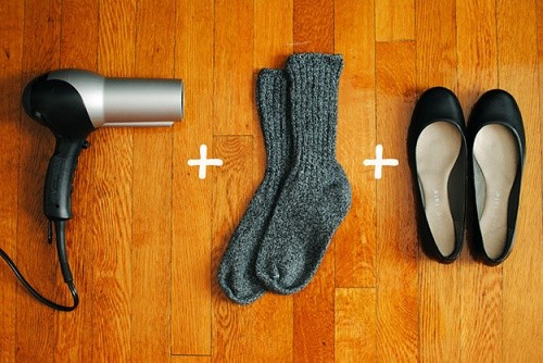 10. Als de schoenen knellen vul ze dan met dikke sokken en verwarm de schoenen met de föhn om het probleem op te lossen.