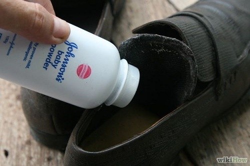 4. Mettez du talc dans vos chaussures pour empêcher la sueur et les odeurs et pour éviter le grincement ennuyeux qu'elles pourraient produire.