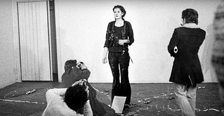 Um die Grenzen zwischen Künstler und Publikum auszutesten, hat Abramovic 1974 eine Kunstperformance in Neapel veranstaltet die den Namen "Rhythm 0" trug.