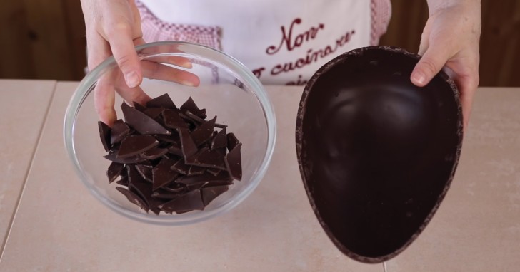 1. Prendete un uovo di cioccolata fondente e apritelo a metà (potete aiutarvi scaldando la lama del coltello); prendete una metà e fatela a pezzetti.