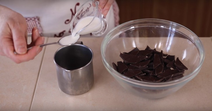 2. Prendete 2 o 3 pezzetti di cioccolata, metteteli in un pentolino e aggiungete 1 cucchiaino di latte. Fate scaldare fondendo la cioccolata (fuoco bassissimo altrimenti si brucia!).