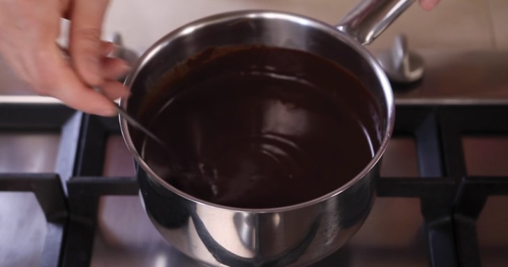5. Mettete a fondere la cioccolata in pezzi assieme a 250 ml di panna fresca.