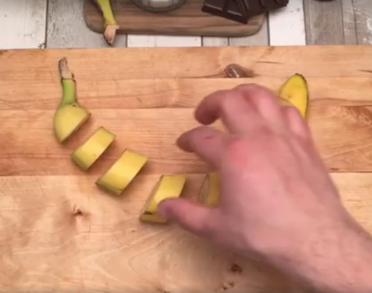 1. Cortar la banana a rodajas y luego sacarles la cascara.