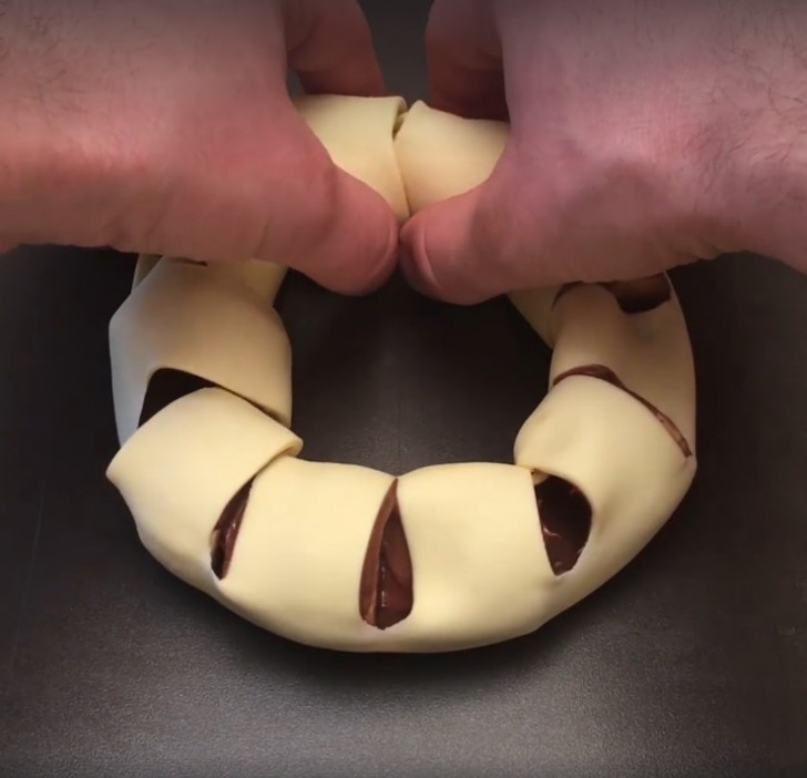 3. Enrollar partiendo de las bananas y formar un anillo uniendo las dos puntas de la masa.
