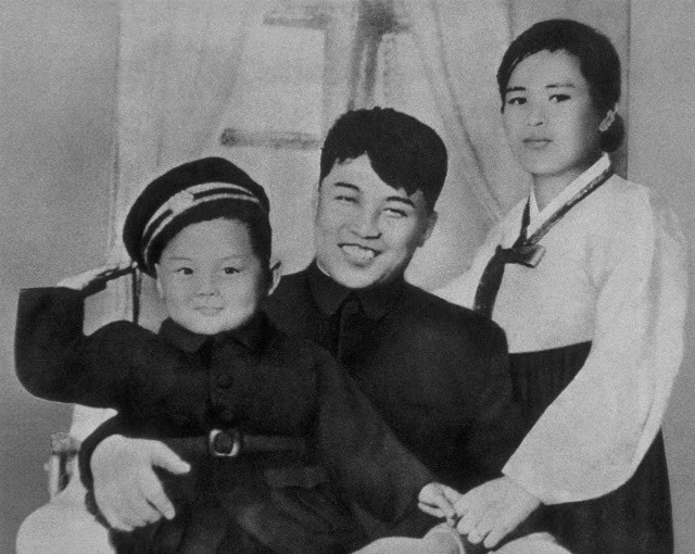 12. Kim-Jong-Il in den Armen des Vaters Kim Il-Sung und seiner Mutter Kim Jong-Suk 1945