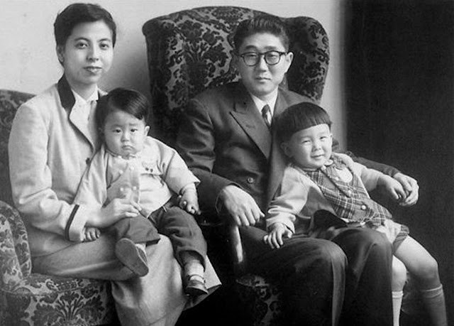 13. Der japanische Politiker Shinzo Abe als kleiner Junge (links) mit seiner Familie 1956