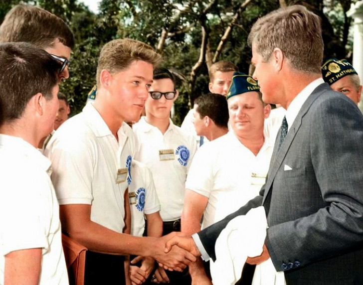 2. Bill Clinton schüttelt seinem Vorgänger (von mehr als einer Präsidentschaft) John F. Kennedy im Rosengarten des weißen Hauses (24. Juli 1963) die Hand.