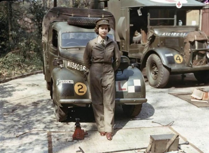3. Elisabeth von England mit 18 Jahren, 1945, als sie während des zweiten Weltkrieges ihren Dienst als Fahrerin für den Ausiliary Territorial Service ausführte.