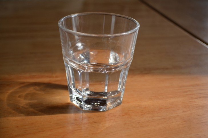 3. L'eau salée: Buvez d'un trait un verre d'eau tiède légèrement salée. L'ingestion du liquide fera descendre l'arête.