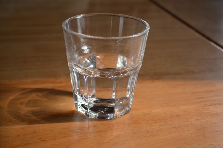 Un bicchiere d'acqua riempito a metà