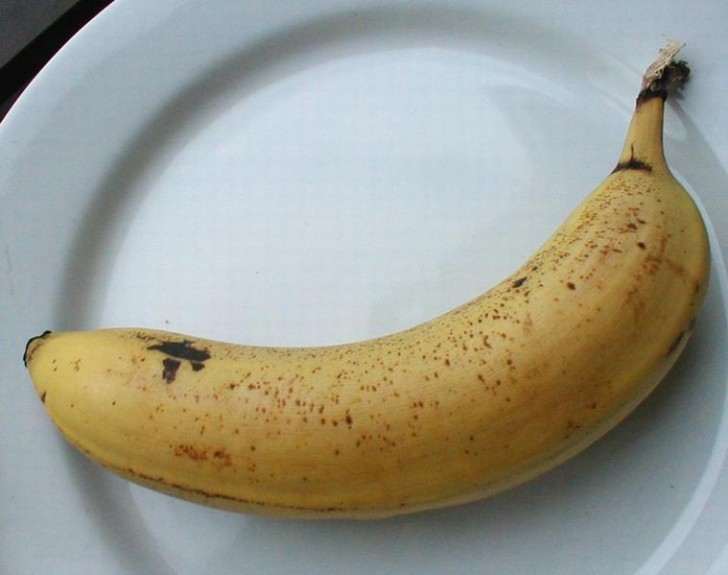5. Banane: Kaut lange auf einem Stück Banane und schluckt es dann ruckartig hinunter. Die Konsistenz der zerkauten Banane hilft, den Schmerz der durch die Gräte entstanden ist, zu lindern