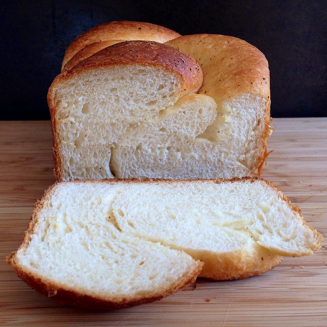6. Brot: Das Kauen von Brot war schon immer ein effizientes Mittel um Fischgräten los zu werden. Wenn möglich tunkt das Brot zuvor in etwas Milch.