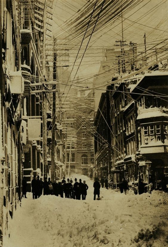 #10 New York, 1880, cavi elettrici, telefonici e telegrafici ricoperti di neve dopo una tormenta.