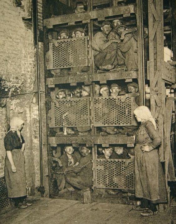 #8 Belgische Minenarbeiter im Aufzug