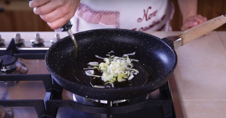 1. Mettete a soffriggere mezza cipolla con dell'olio extra vergine di oliva.