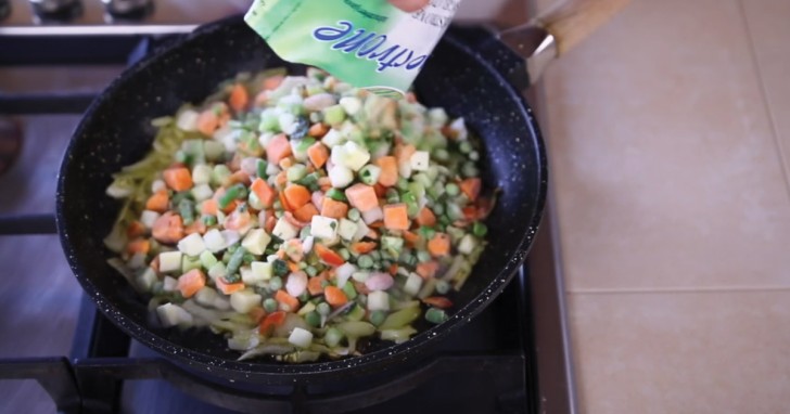 2. Versate il contenuto di una busta di minestrone surgelato da 500 grammi e cuocete per 10 minuti circa.