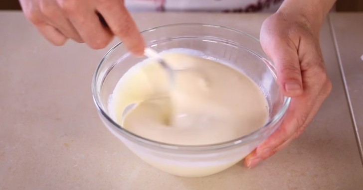 4. Preparate un condimento con: 2 uova sbattute, una confezione di panna da cucina e 50 ml di latte.
