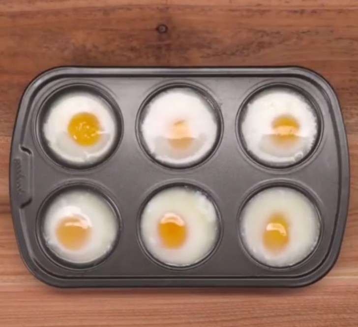 2. Put the muffin pan in the oven and let the eggs cook for 10-15 minutes at 180°C (350°F).
