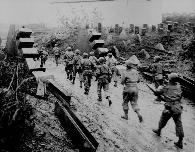 Les soldats américains alors qu'ils traversent la ligne Siegfried