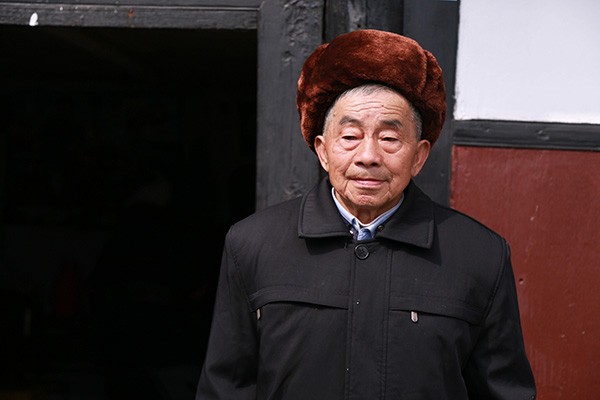 Huang Dafa è il capo villaggio di Cao Wang Ba.
