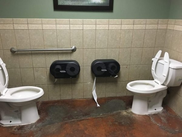 4. des toilettes seulement pour des amis proches.