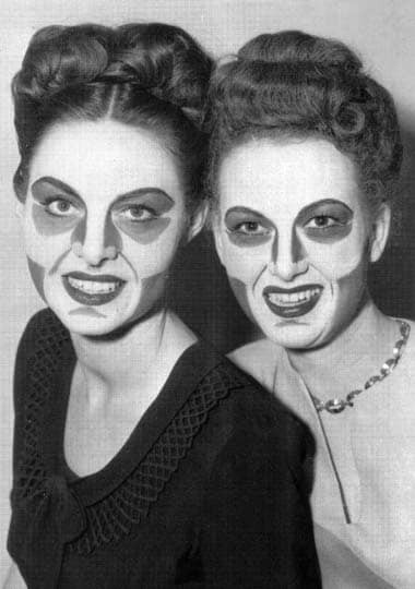 Pour remédier à ce problème, les actrices et starlettes étaient maquillées afin d'exalter les formes du visage, même si l'effet hors caméra pouvait paraître assez ridicule!