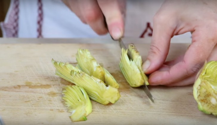 Pulite i carciofi e tagliateli a spicchi sottili