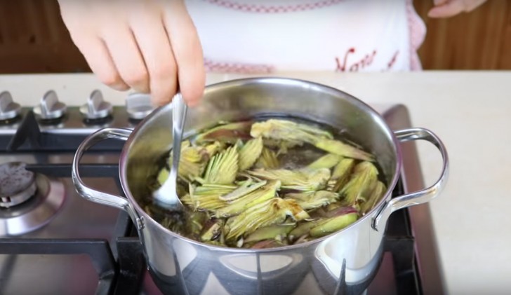 Dip the artichokes for 2-3 minutes in boiling water to which a tablespoon of salt and one of vinegar has already been added.