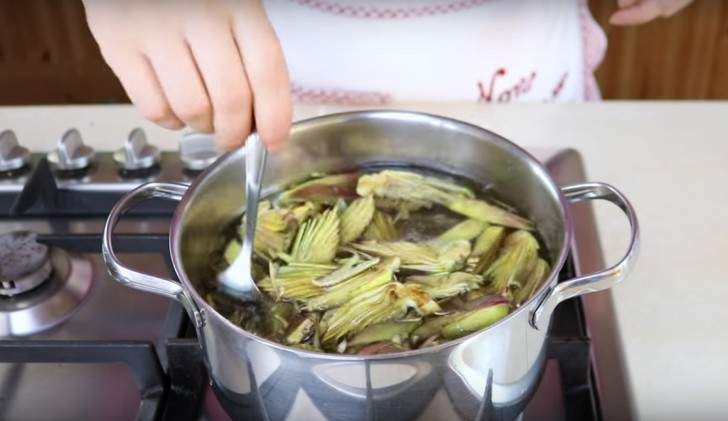 Immergete i carciofi per 2-3 minuti in acqua bollente con un cucchiaio di sale e uno di aceto