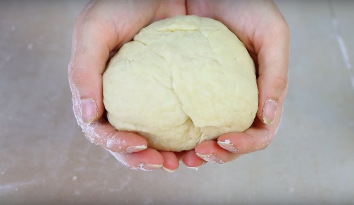 Ajouter l'eau, l'huile, la levure et la farine dans un bol; homogénéisez la pâte.