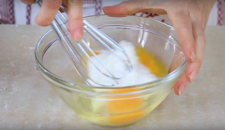In a bowl mix the eggs, cream, and a pinch of salt until you get a creamy and homogeneous mixture.