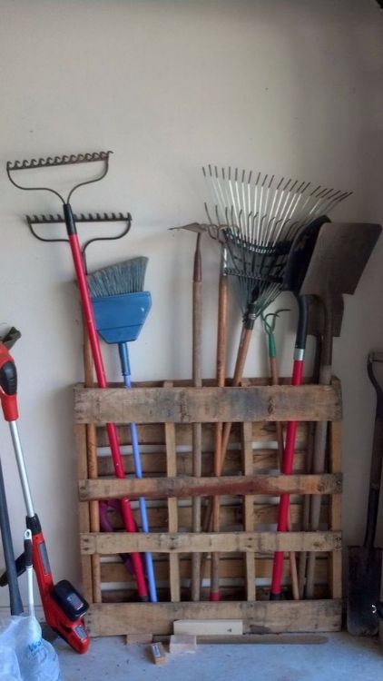 4. Vous pouvez organiser simplement vos outils de jardin en utilisant une palette à la verticale!