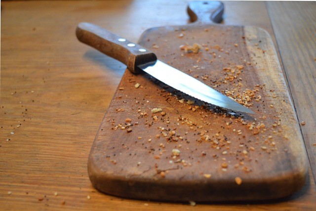 2. Nutzt das Peroxid um Messer zu putzen. Diese Oberflächen reichern sich häufig mit Bakterien an wenn sie nicht regelmäßig desinfiziert werden.