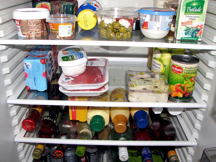 3. Clean the refrigerator using hydrogen peroxide and this will allow you to eliminate all bacteria and odors.