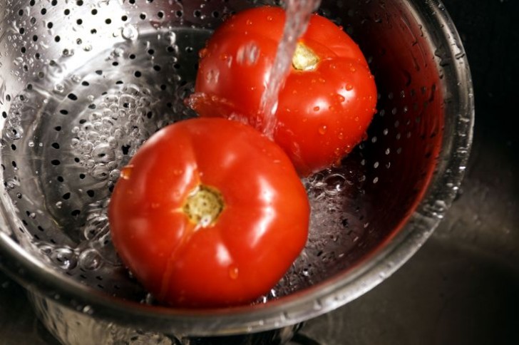 6. Um Obst und Gemüse zu waschen könnt ihr es in ein Bad aus oxygenisiertem Wasser legen: Dann spült ihr alles unter fließendem Wasser ab.