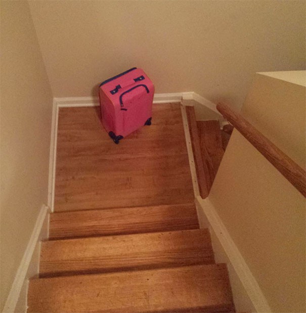 # 10 cette valise ne semble pas très heureuse d'avoir été laissée dans l'escalier.