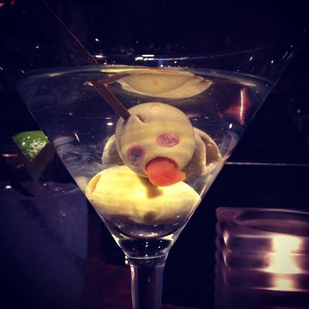 # 4 On dirait que dans ce Martini il y a quelque chose de trop.
