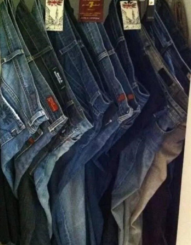 #10 Habt ihr zuviele Jeans? Benutzt Haken für einen Duschvorhang, um sie zu ordnen.