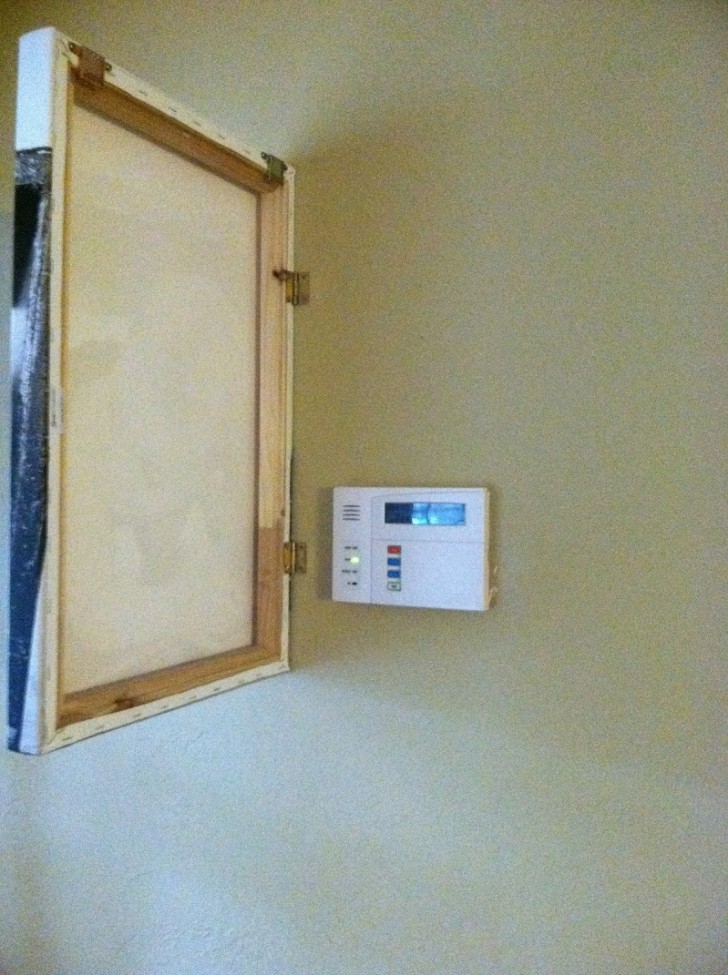2. By placing lateral hinges on a frame you can hide an alarm device or a counter.