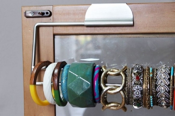 3. Usar um porta papel higiênico para pendurar pulseiras e colares.