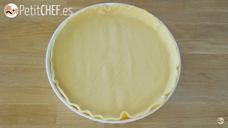 1. Place the puff pastry in a round baking pan and with a fork prick small holes in the bottom. Cook in the oven at 350°F (180°C) for 20 minutes.