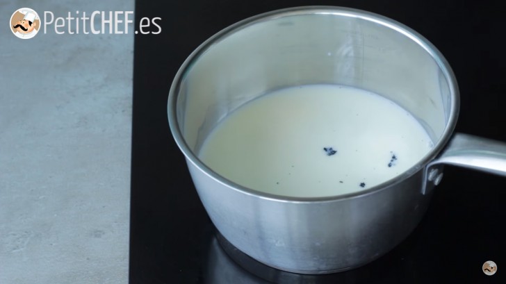 2. Poner a calentar la leche en una olla y agregar las vainas de vainilla.