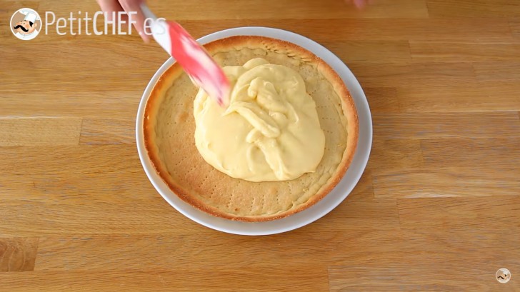4. Laissez refroidir, puis posez la crème sur la pâte feuilletée. Etalez avec une spatule.