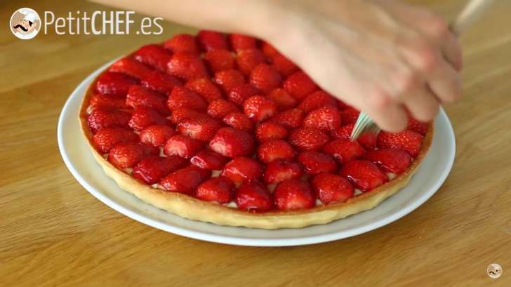 7. Versez du sirop sur les fraises, puis mettez le gâteau au réfrigérateur jusqu'à ce qu'une couche gélatineuse se soit formée sur la surface.