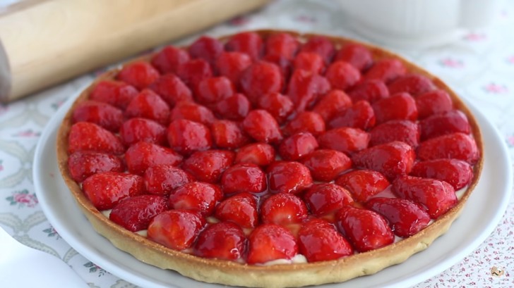 Votre tarte aux fraises est prête: délicieuse comme promis!